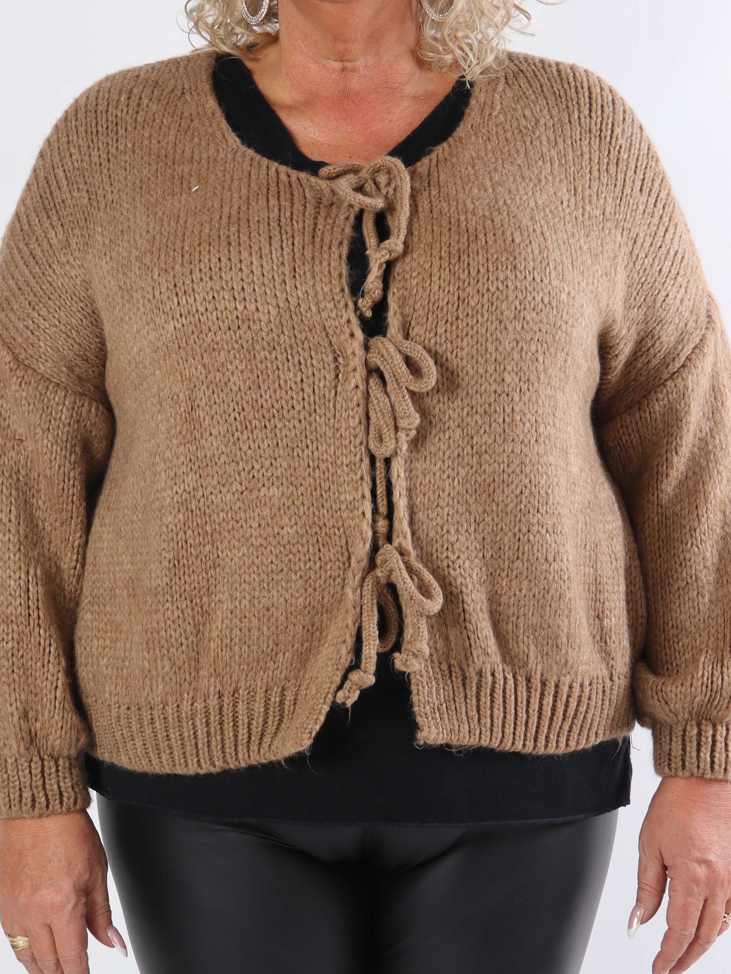 Kimberly - Sød plus size strikcardigan med sløjfer